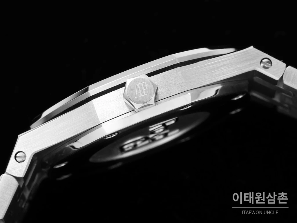 오데마피게 로열오크 스와로브스키 베젤 그랑 타피스리 쿼츠 33mm 67651OR 블랙 다이얼 스틸 브레이슬릿