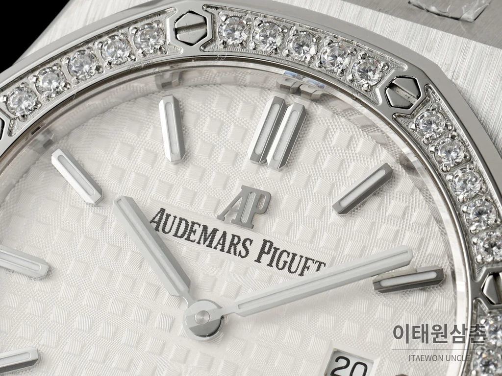 오데마피게 로열오크 스와로브스키 베젤 그랑 타피스리 쿼츠 33mm 67651OR 화이트 다이얼 스틸 브레이슬릿 (2)