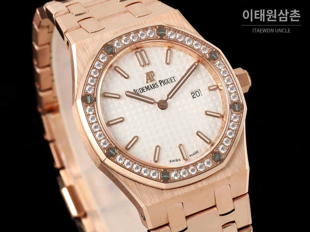 오데마피게 로열오크 스와로브스키 베젤 그랑 타피스리 쿼츠 33mm 67651OR 자개 다이얼 로즈골드 브레이슬릿