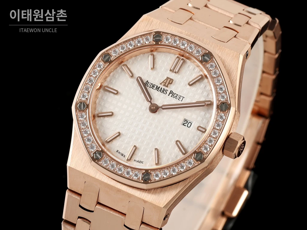 오데마피게 로열오크 스와로브스키 베젤 그랑 타피스리 쿼츠 33mm 67651OR 자개 다이얼 로즈골드 브레이슬릿