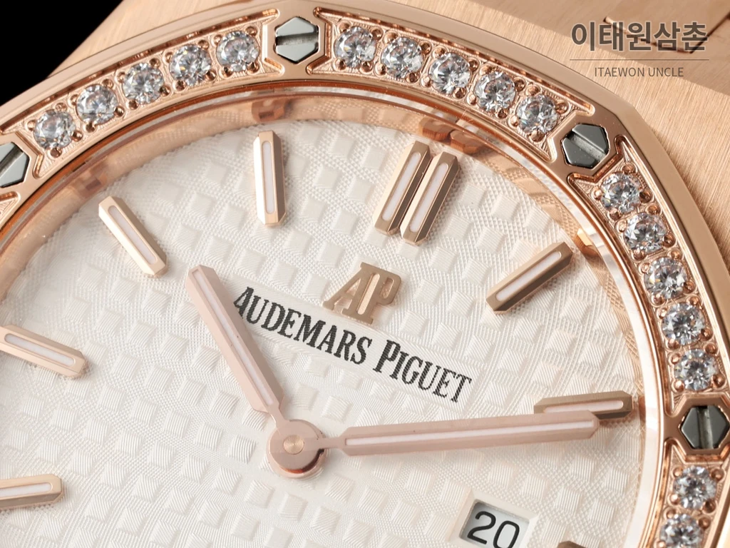 오데마피게 로열오크 스와로브스키 베젤 그랑 타피스리 쿼츠 33mm 67651OR 자개 다이얼 로즈골드 브레이슬릿
