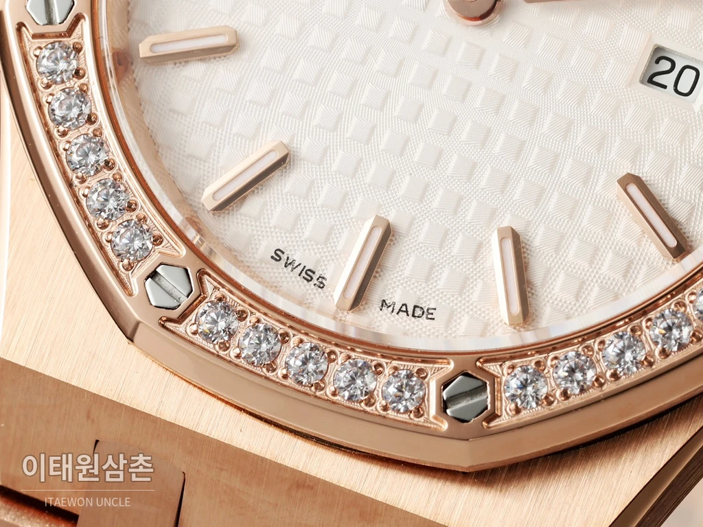 오데마피게 로열오크 스와로브스키 베젤 그랑 타피스리 쿼츠 33mm 67651OR 자개 다이얼 로즈골드 브레이슬릿