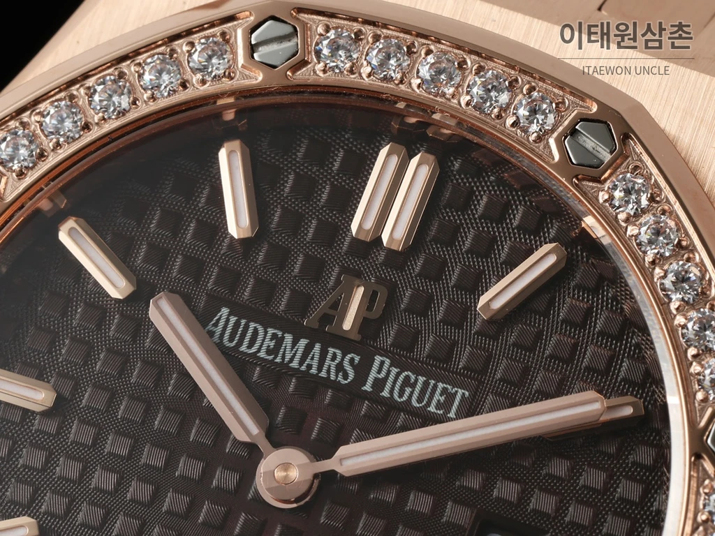 오데마피게 로열오크 스와로브스키 베젤 그랑 타피스리 쿼츠 33mm 67651OR 블랙 다이얼 로즈골드 브레이슬릿 (3)