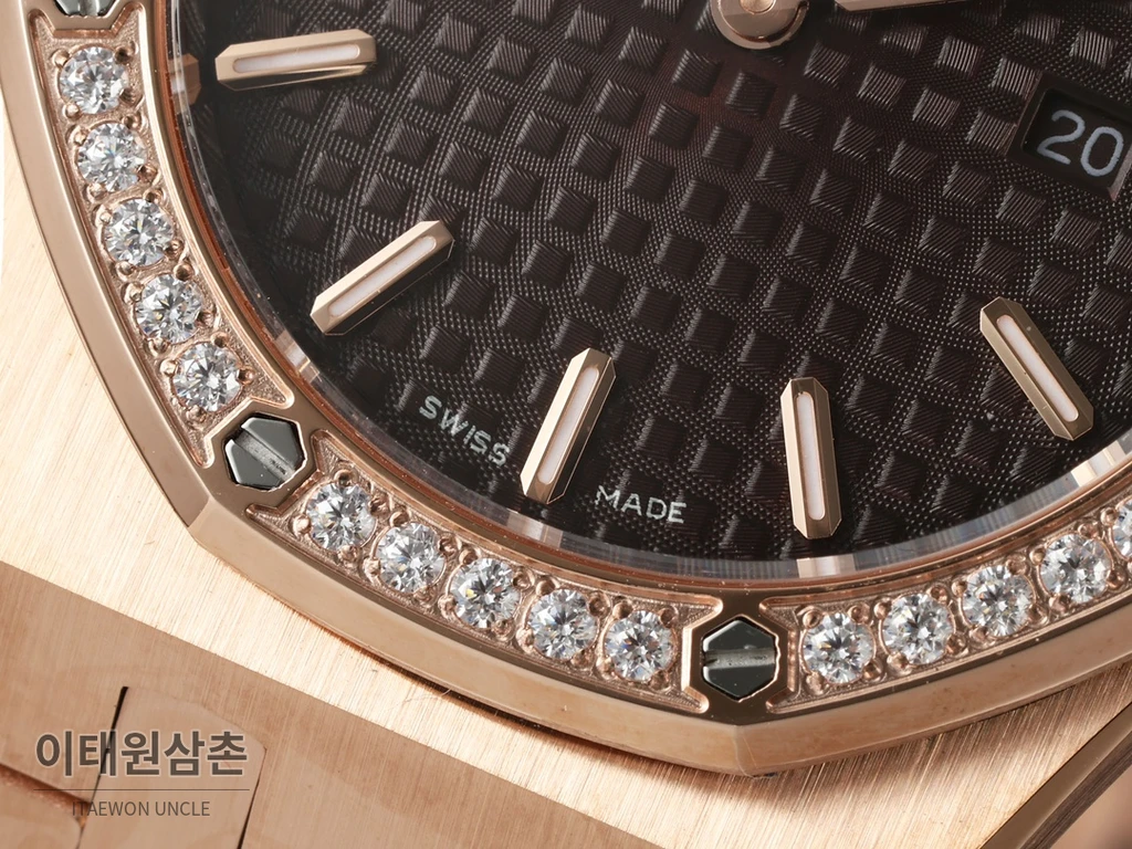오데마피게 로열오크 스와로브스키 베젤 그랑 타피스리 쿼츠 33mm 67651OR 블랙 다이얼 로즈골드 브레이슬릿 (3)