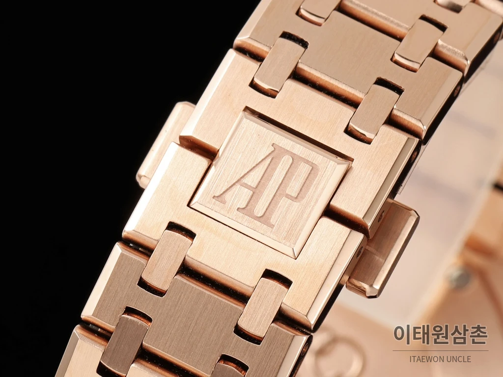 오데마피게 로열오크 스와로브스키 베젤 그랑 타피스리 쿼츠 33mm 67651OR 블랙 다이얼 로즈골드 브레이슬릿 (3)