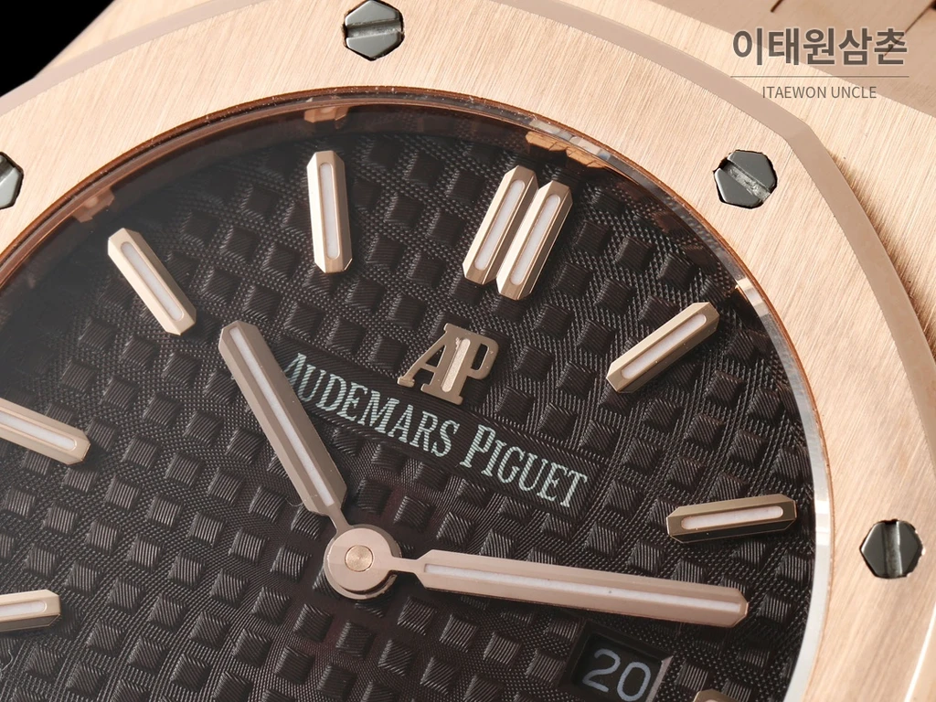 오데마피게 로열오크 스와로브스키 베젤 그랑 타피스리 쿼츠 33mm 67651OR 블랙 다이얼 로즈골드 브레이슬릿 (4)