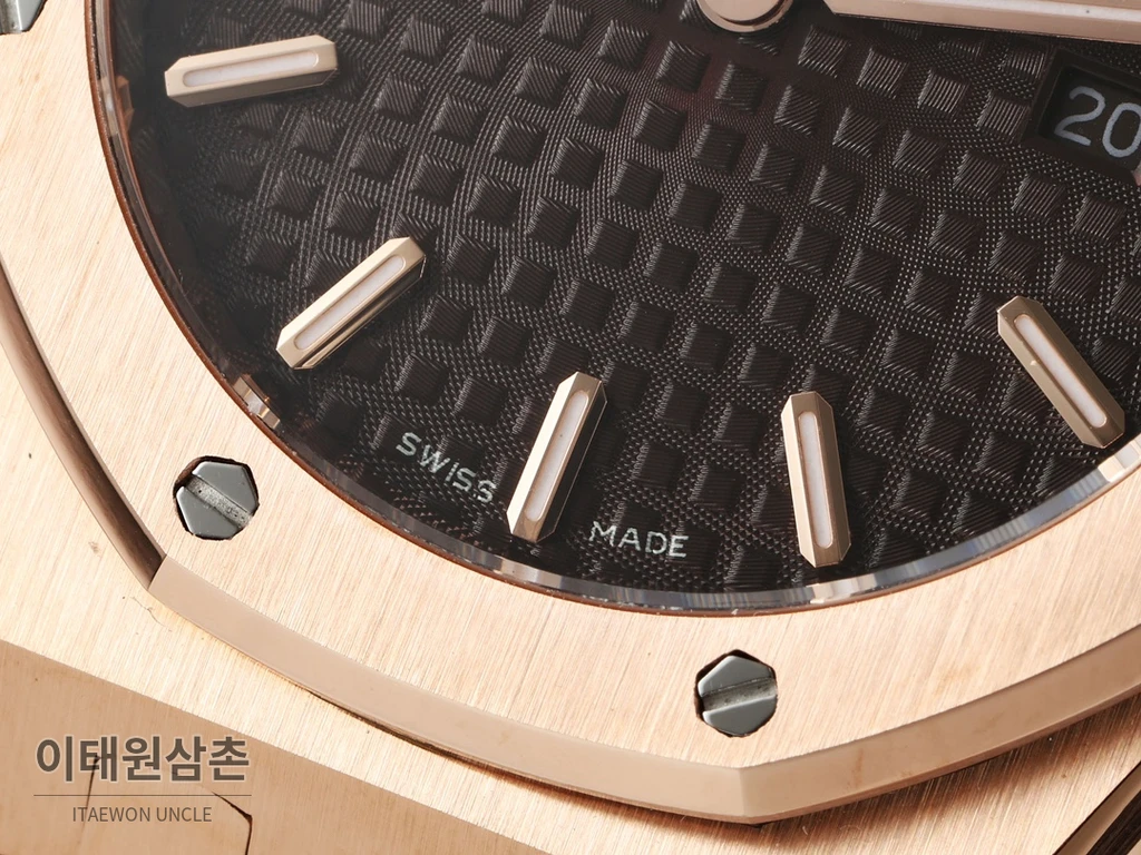 오데마피게 로열오크 스와로브스키 베젤 그랑 타피스리 쿼츠 33mm 67651OR 블랙 다이얼 로즈골드 브레이슬릿 (4)