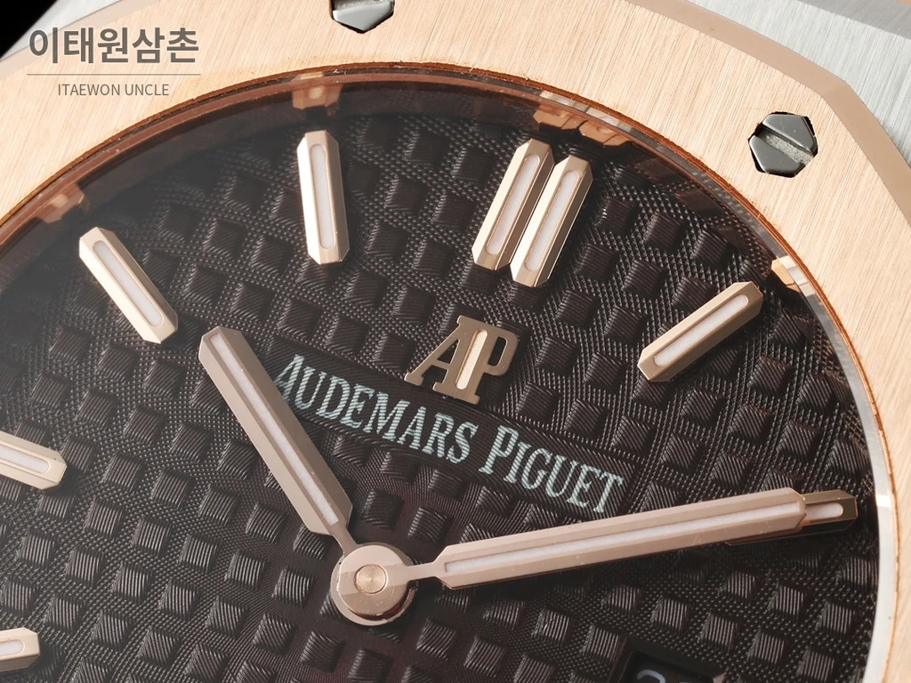오데마피게 로열오크 스와로브스키 베젤 그랑 타피스리 쿼츠 33mm 67651OR 블랙 다이얼 투톤 브레이슬릿 (3)