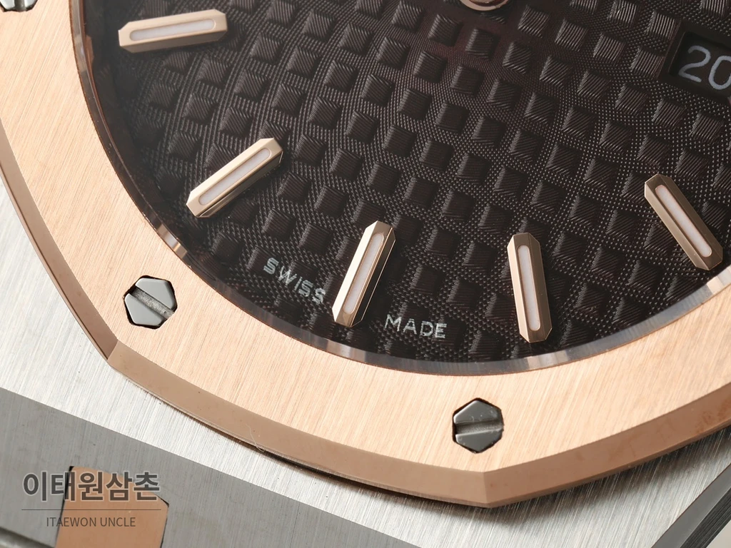 오데마피게 로열오크 스와로브스키 베젤 그랑 타피스리 쿼츠 33mm 67651OR 블랙 다이얼 투톤 브레이슬릿 (3)
