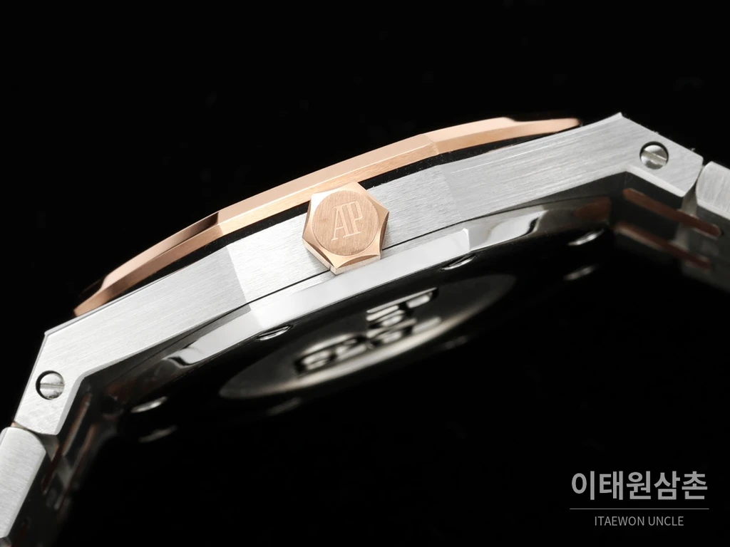 오데마피게 로열오크 스와로브스키 베젤 그랑 타피스리 쿼츠 33mm 67651OR 블랙 다이얼 투톤 브레이슬릿 (3)