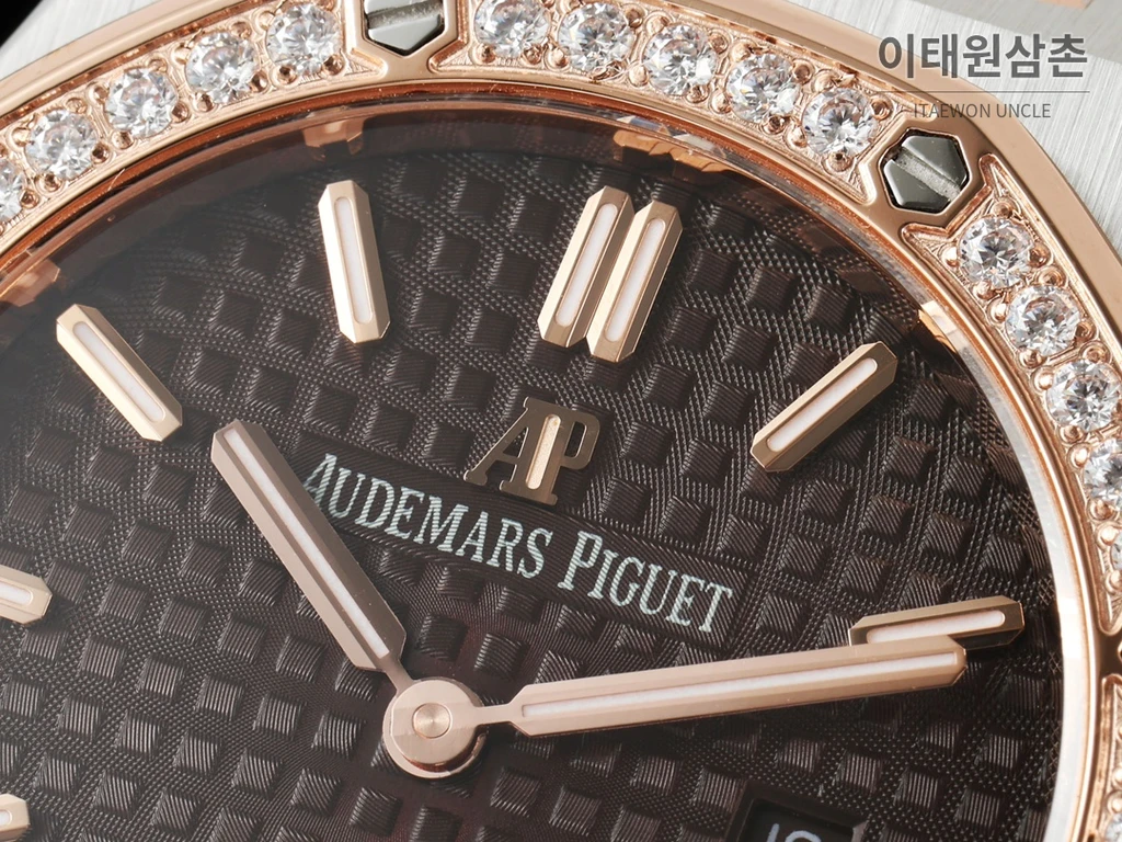 오데마피게 로열오크 스와로브스키 베젤 그랑 타피스리 쿼츠 33mm 67651OR 브라운 다이얼 투톤 브레이슬릿