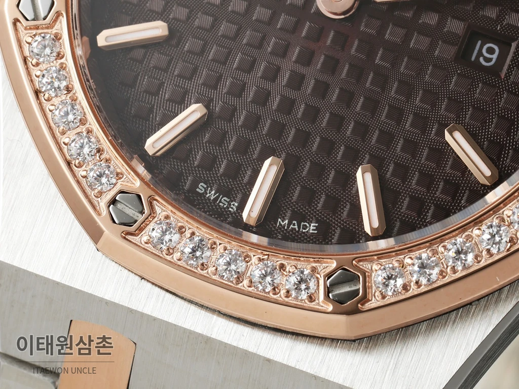 오데마피게 로열오크 스와로브스키 베젤 그랑 타피스리 쿼츠 33mm 67651OR 브라운 다이얼 투톤 브레이슬릿