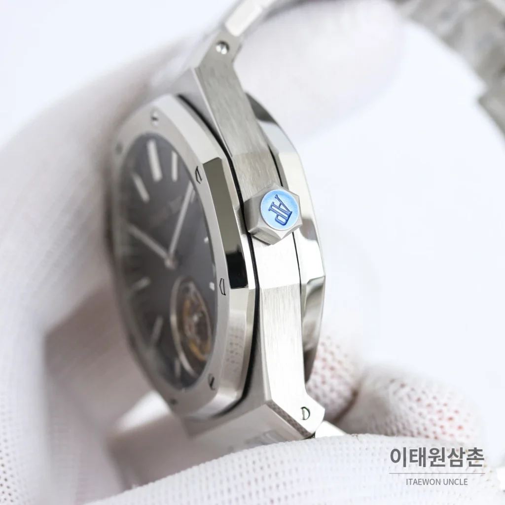 오데마피게 로열오크 투르비용 오토매틱 네이비 다이얼