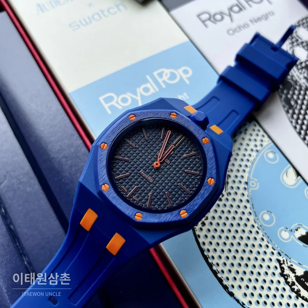 오데마피게 스와치 로열 팝 스타일 바이오세라믹 쿼츠 42mm 탄 블랙 다이얼 블루 러버 스트랩