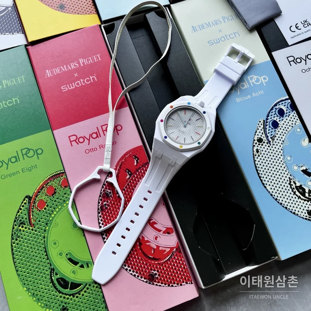 오데마피게 스와치 로열 팝 스타일 바이오세라믹 쿼츠 42mm 탄 화이트 다이얼 화이트 러버 스트랩