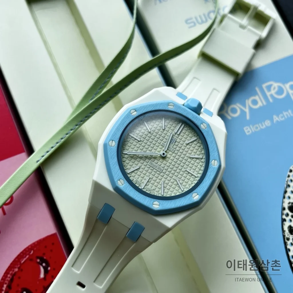 오데마피게 스와치 로열 팝 스타일 바이오세라믹 쿼츠 42mm 탄 그레이 다이얼 민트 러버 스트랩