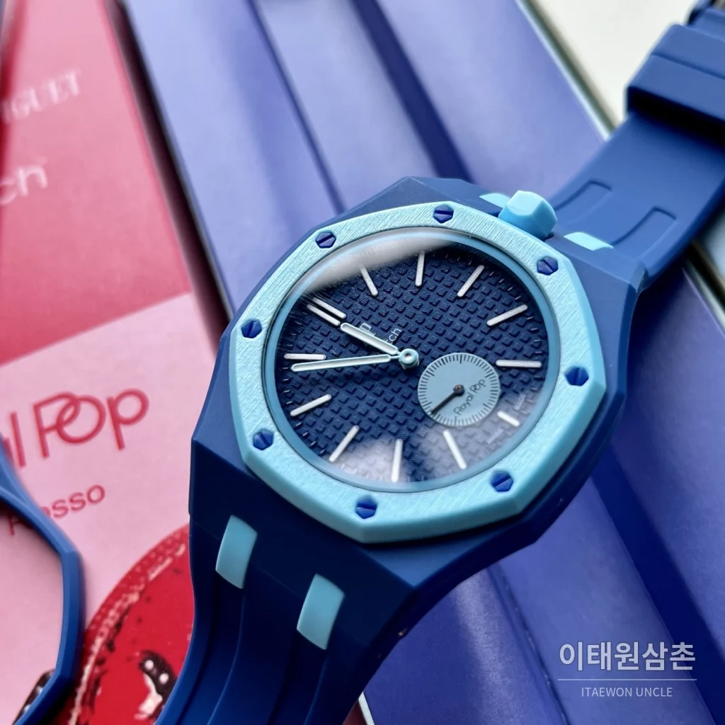 오데마피게 스와치 로열 팝 스타일 바이오세라믹 쿼츠 42mm 탄 네이비 다이얼 블루 러버 스트랩