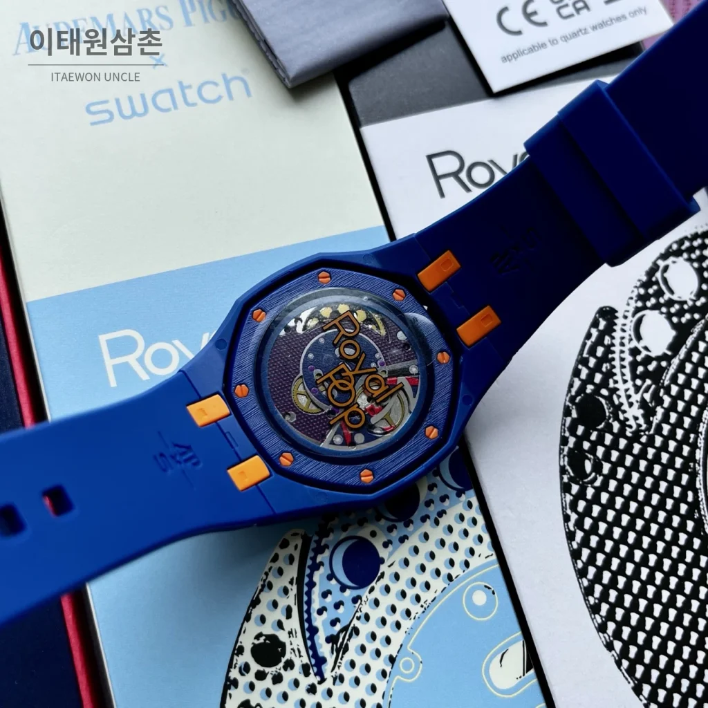 오데마피게 스와치 로열 팝 스타일 바이오세라믹 쿼츠 42mm 탄 블랙 다이얼 블루 러버 스트랩