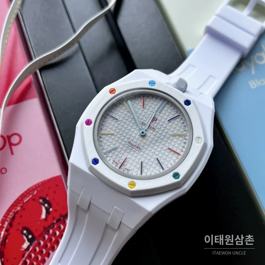 오데마피게 스와치 로열 팝 스타일 바이오세라믹 쿼츠 42mm 탄 화이트 다이얼 화이트 러버 스트랩