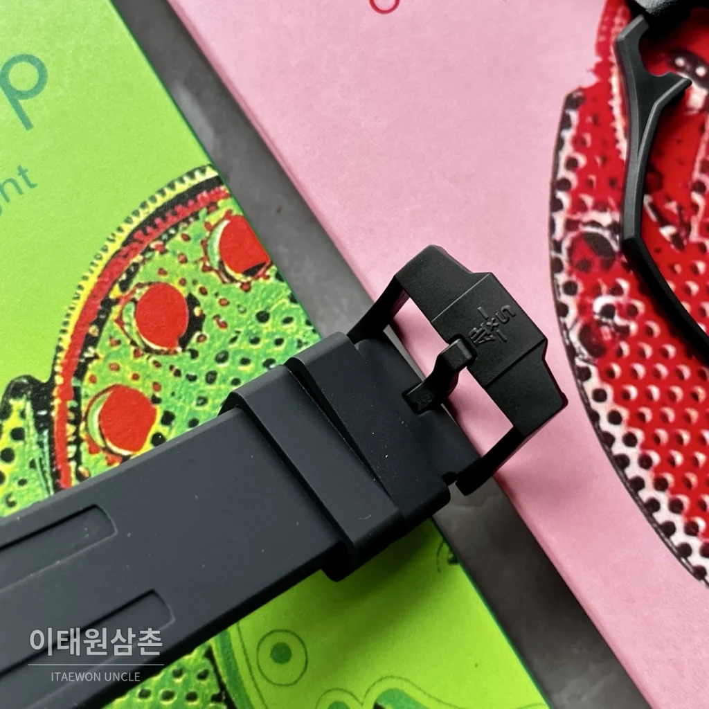오데마피게 스와치 로열 팝 스타일 바이오세라믹 쿼츠 42mm 탄 블랙 다이얼 블랙 러버 스트랩