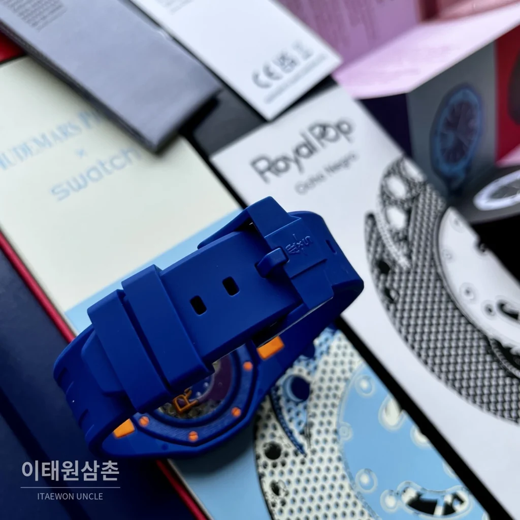 오데마피게 스와치 로열 팝 스타일 바이오세라믹 쿼츠 42mm 탄 블랙 다이얼 블루 러버 스트랩