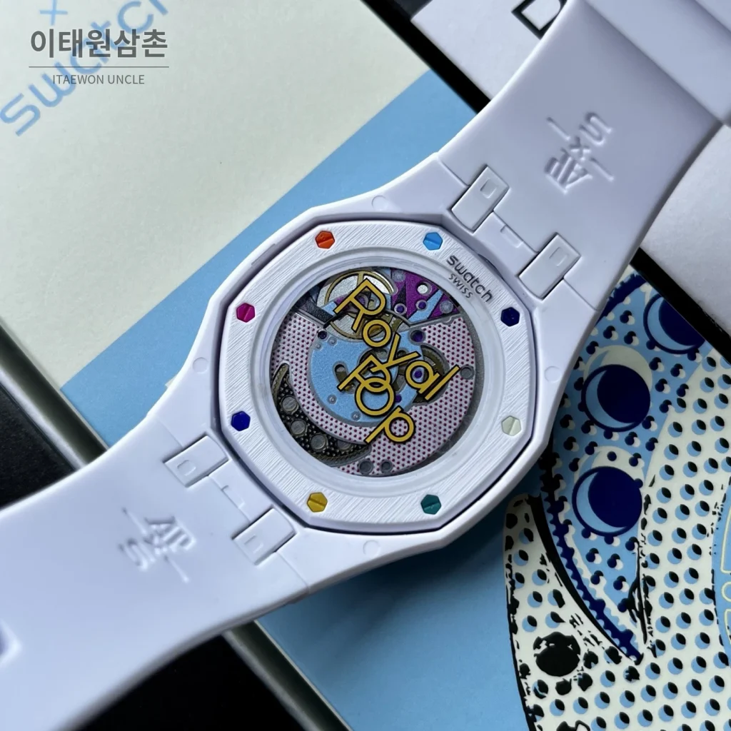 오데마피게 스와치 로열 팝 스타일 바이오세라믹 쿼츠 42mm 탄 화이트 다이얼 화이트 러버 스트랩