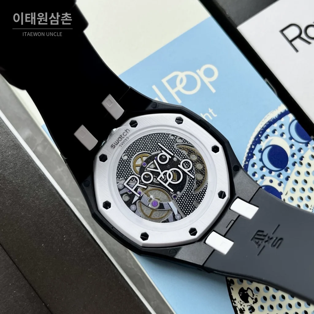 오데마피게 스와치 로열 팝 스타일 바이오세라믹 쿼츠 42mm 탄 블랙 다이얼 블랙 러버 스트랩
