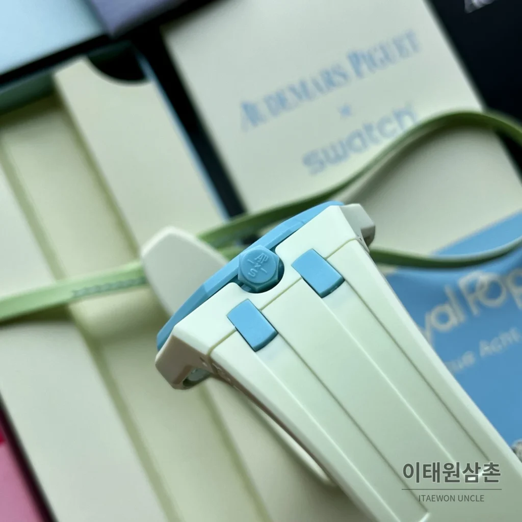 오데마피게 스와치 로열 팝 스타일 바이오세라믹 쿼츠 42mm 탄 그레이 다이얼 민트 러버 스트랩