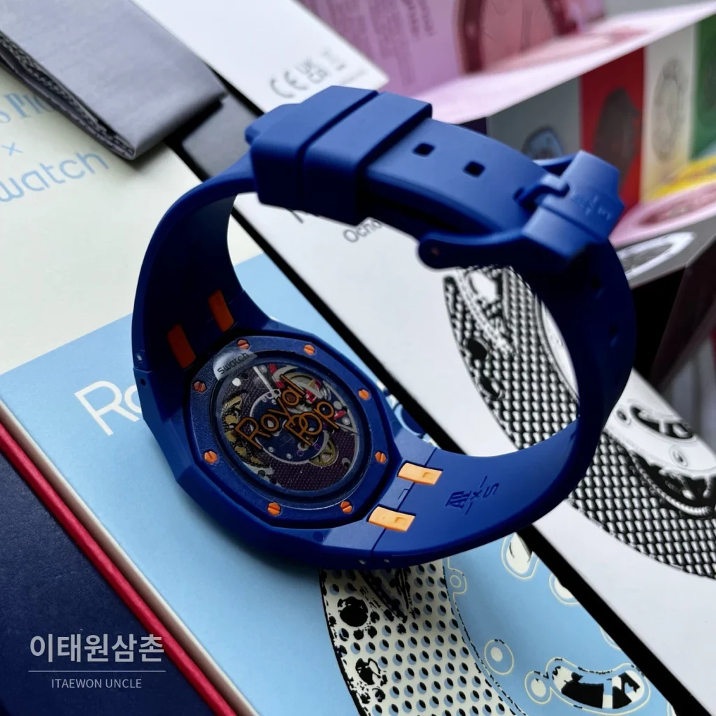 오데마피게 스와치 로열 팝 스타일 바이오세라믹 쿼츠 42mm 탄 블랙 다이얼 블루 러버 스트랩