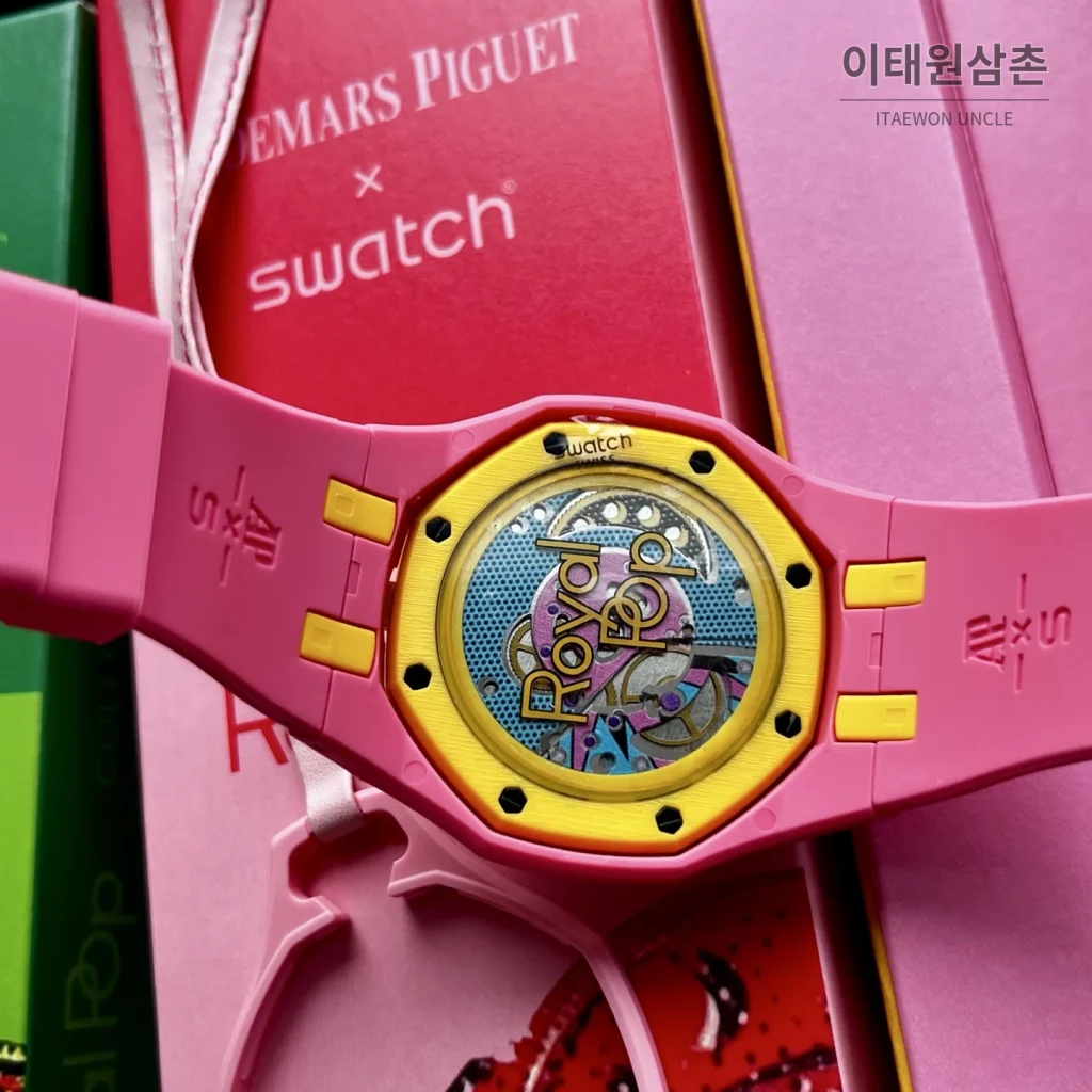 오데마피게 스와치 로열 팝 스타일 바이오세라믹 쿼츠 42mm 탄 민트 다이얼 핑크 러버 스트랩