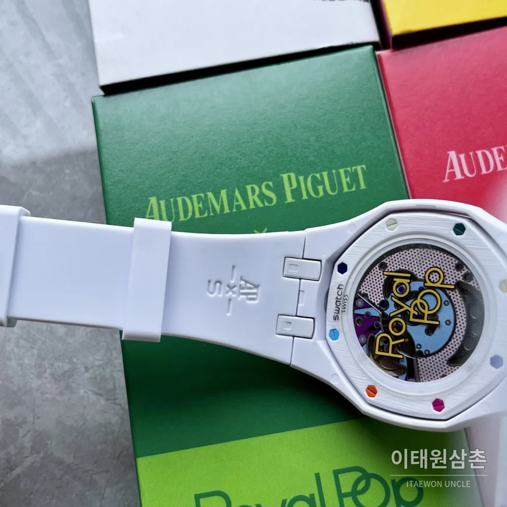 오데마피게 스와치 로열 팝 스타일 바이오세라믹 쿼츠 42mm 탄 화이트 다이얼 화이트 러버 스트랩