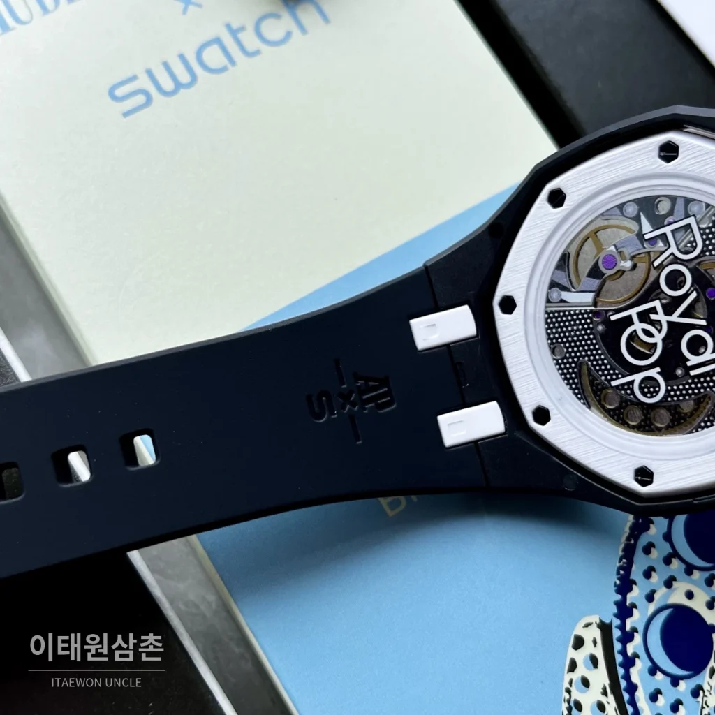 오데마피게 스와치 로열 팝 스타일 바이오세라믹 쿼츠 42mm 탄 블랙 다이얼 블랙 러버 스트랩