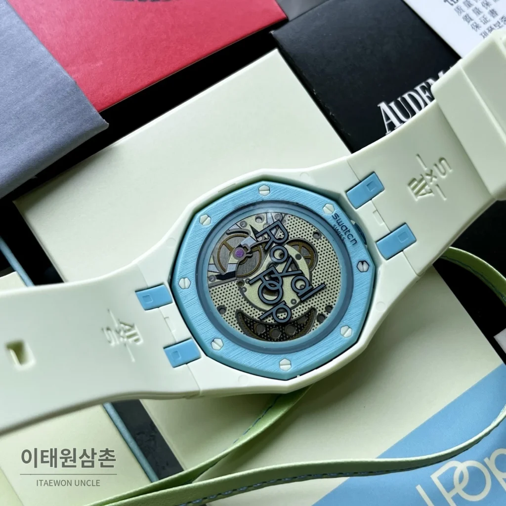 오데마피게 스와치 로열 팝 스타일 바이오세라믹 쿼츠 42mm 탄 그레이 다이얼 민트 러버 스트랩