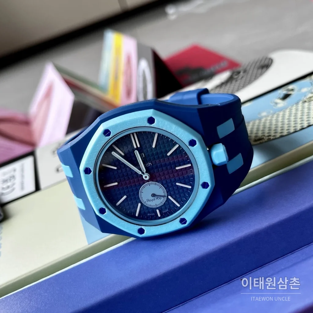 오데마피게 스와치 로열 팝 스타일 바이오세라믹 쿼츠 42mm 탄 네이비 다이얼 블루 러버 스트랩