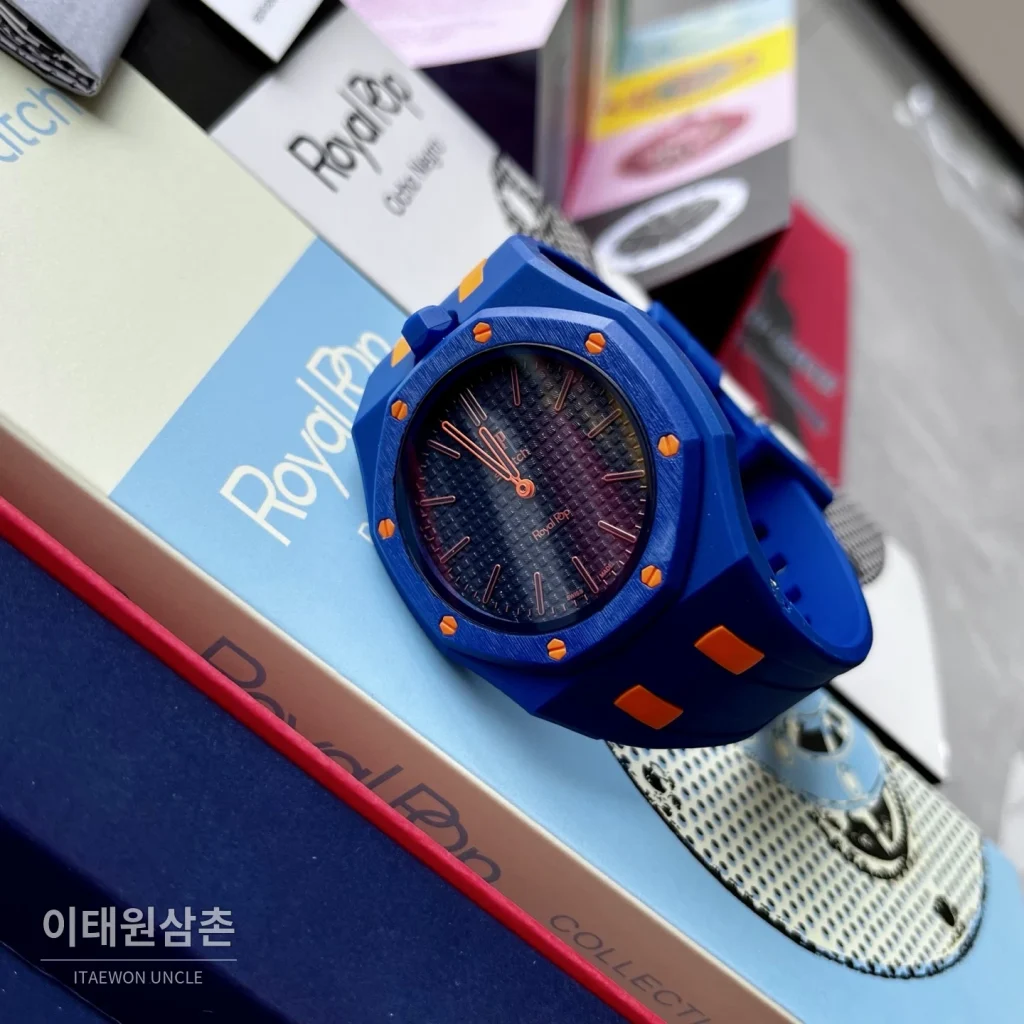 오데마피게 스와치 로열 팝 스타일 바이오세라믹 쿼츠 42mm 탄 블랙 다이얼 블루 러버 스트랩