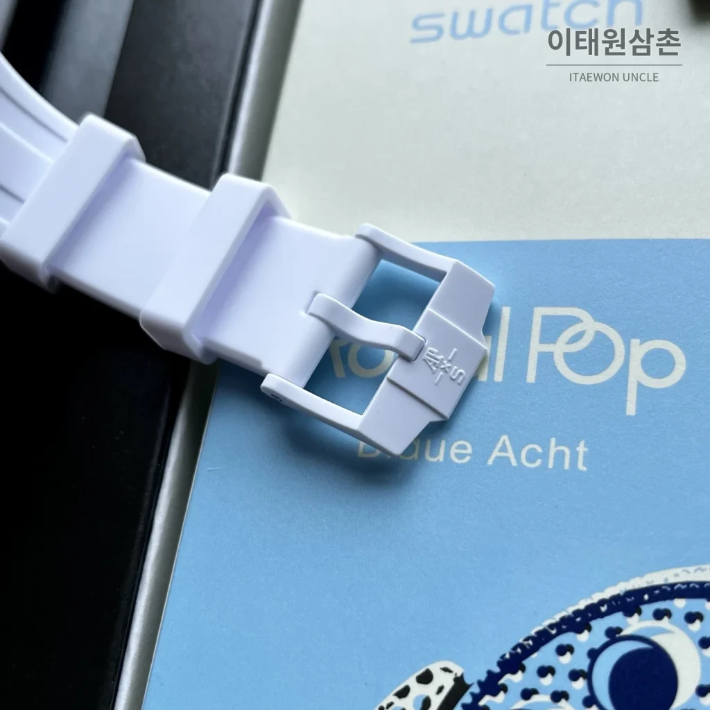 오데마피게 스와치 로열 팝 스타일 바이오세라믹 쿼츠 42mm 탄 화이트 다이얼 화이트 러버 스트랩