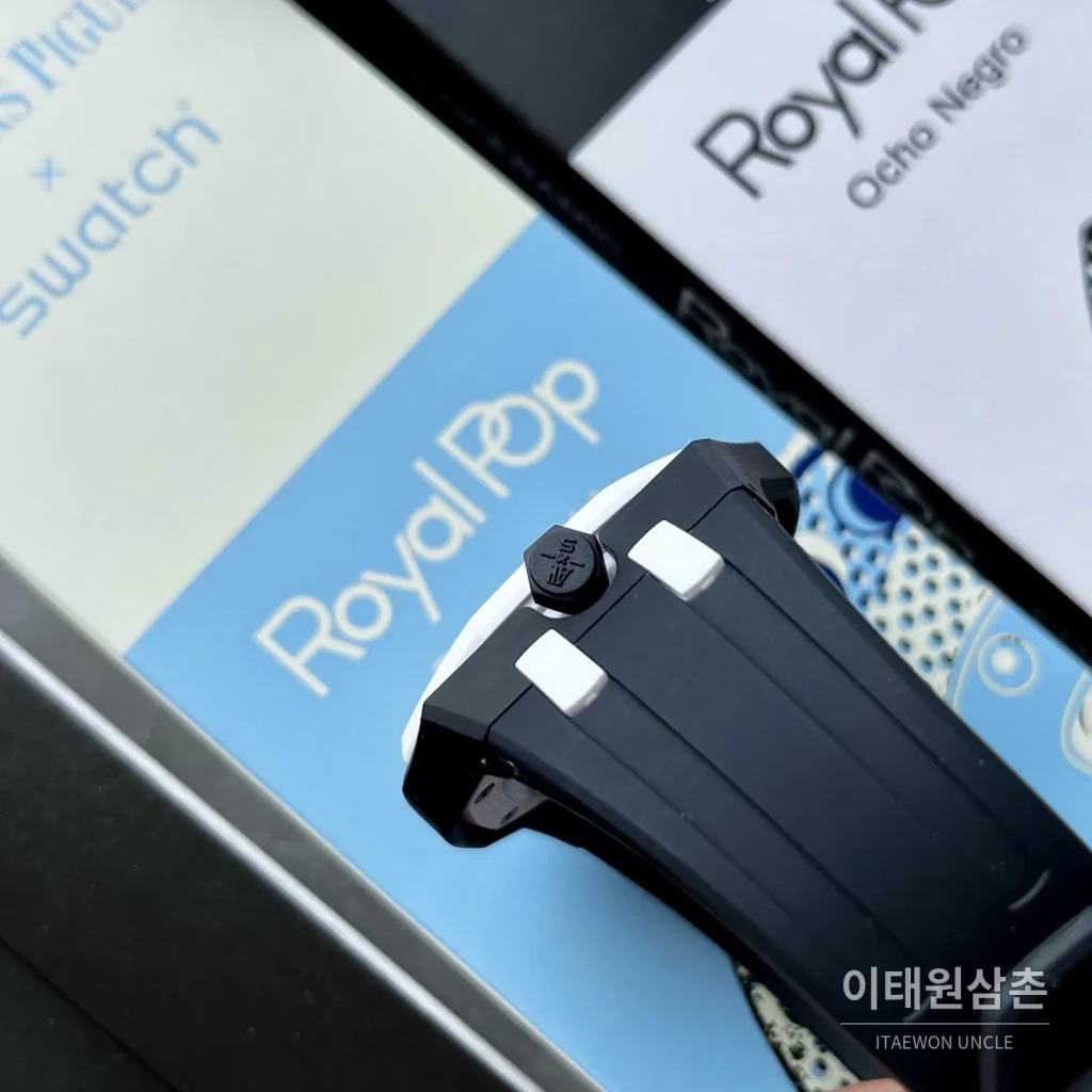 오데마피게 스와치 로열 팝 스타일 바이오세라믹 쿼츠 42mm 탄 블랙 다이얼 블랙 러버 스트랩