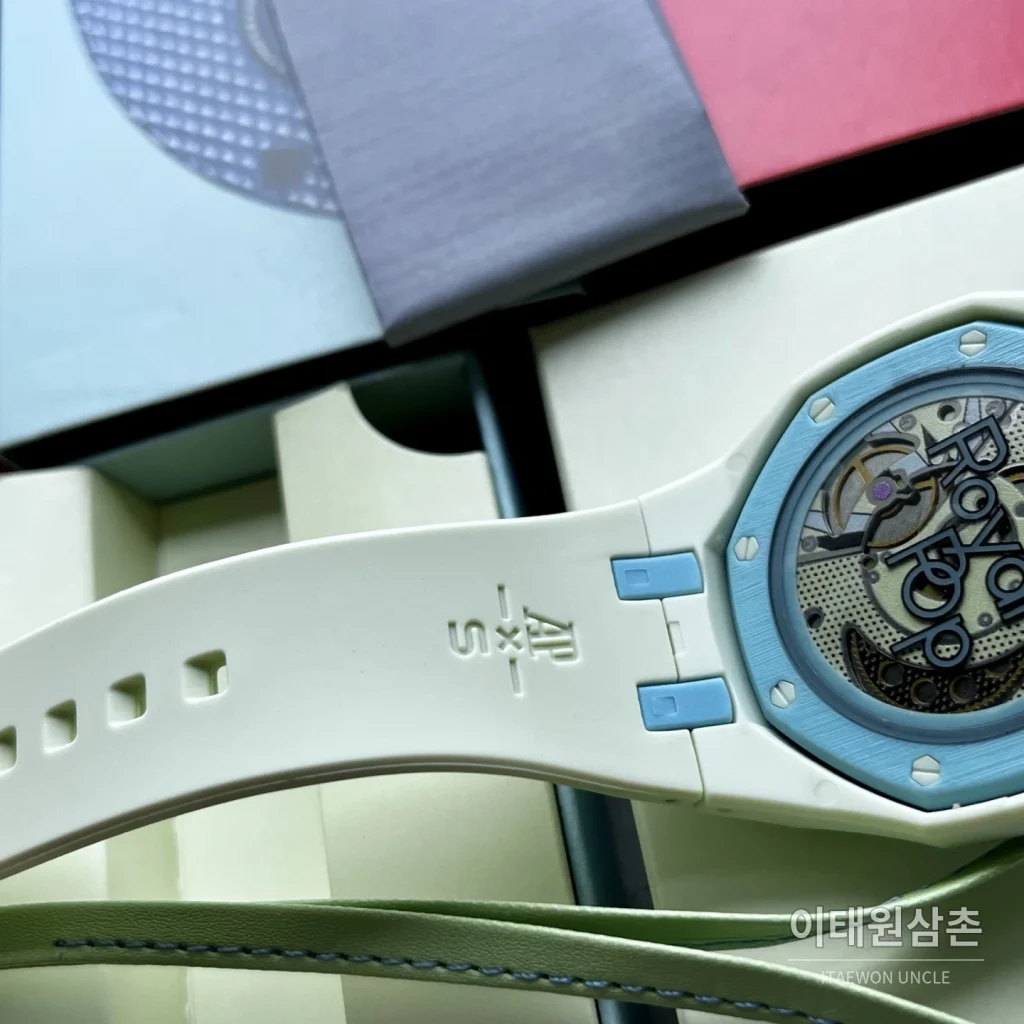 오데마피게 스와치 로열 팝 스타일 바이오세라믹 쿼츠 42mm 탄 그레이 다이얼 민트 러버 스트랩