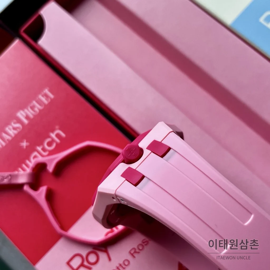 오데마피게 스와치 로열 팝 스타일 바이오세라믹 쿼츠 42mm 탄 핑크 다이얼 핑크 러버 스트랩