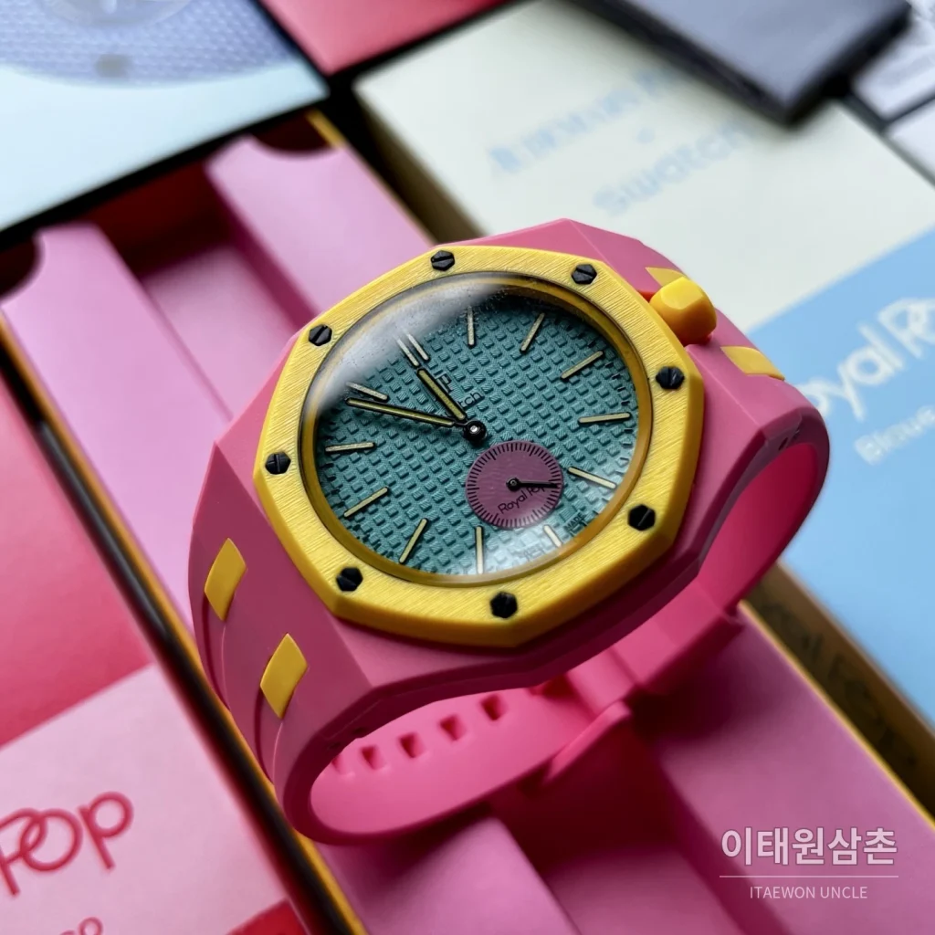 오데마피게 스와치 로열 팝 스타일 바이오세라믹 쿼츠 42mm 탄 민트 다이얼 핑크 러버 스트랩