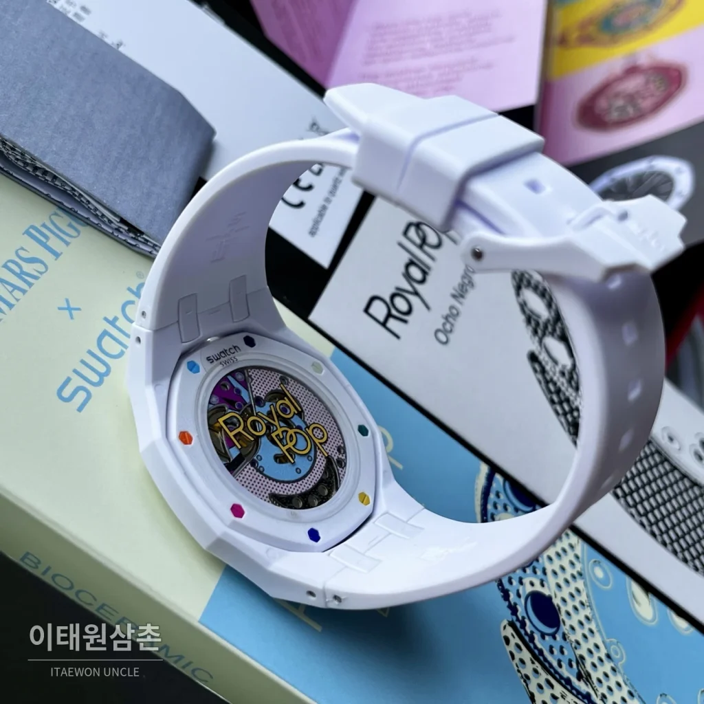 오데마피게 스와치 로열 팝 스타일 바이오세라믹 쿼츠 42mm 탄 화이트 다이얼 화이트 러버 스트랩