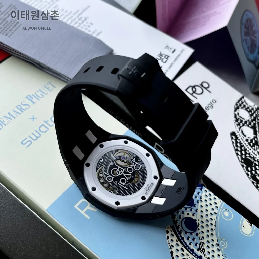 오데마피게 스와치 로열 팝 스타일 바이오세라믹 쿼츠 42mm 탄 블랙 다이얼 블랙 러버 스트랩