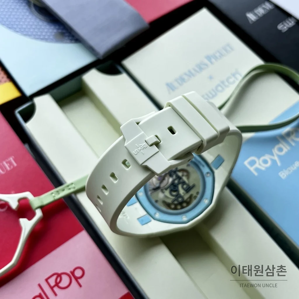 오데마피게 스와치 로열 팝 스타일 바이오세라믹 쿼츠 42mm 탄 그레이 다이얼 민트 러버 스트랩