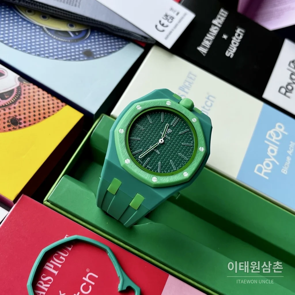 오데마피게 스와치 로열 팝 스타일 바이오세라믹 쿼츠 42mm 탄 그린 다이얼 그린 러버 스트랩
