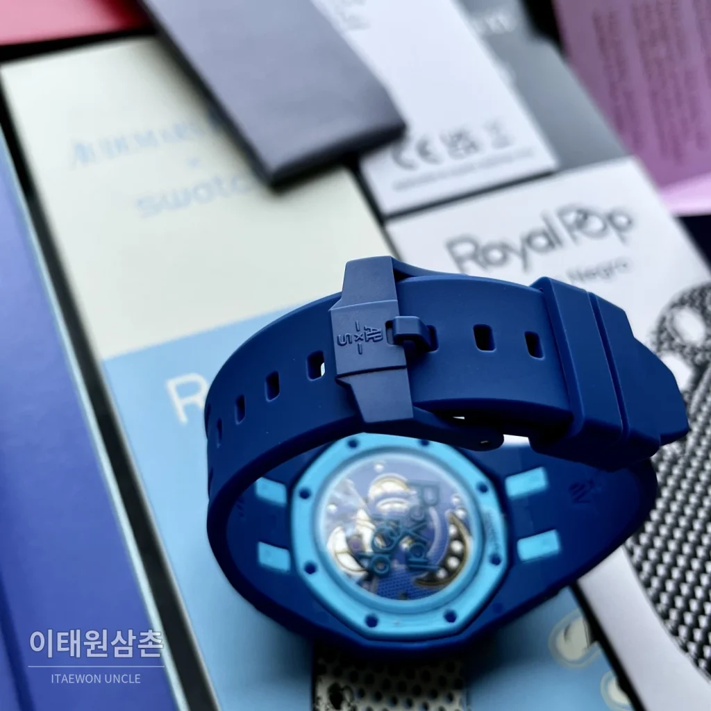 오데마피게 스와치 로열 팝 스타일 바이오세라믹 쿼츠 42mm 탄 네이비 다이얼 블루 러버 스트랩