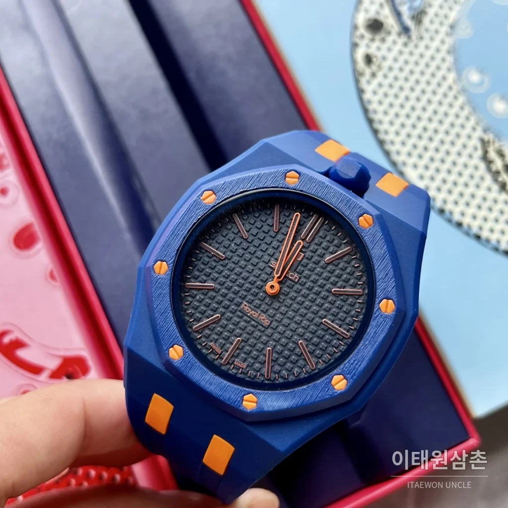 오데마피게 스와치 로열 팝 스타일 바이오세라믹 쿼츠 42mm 탄 블랙 다이얼 블루 러버 스트랩