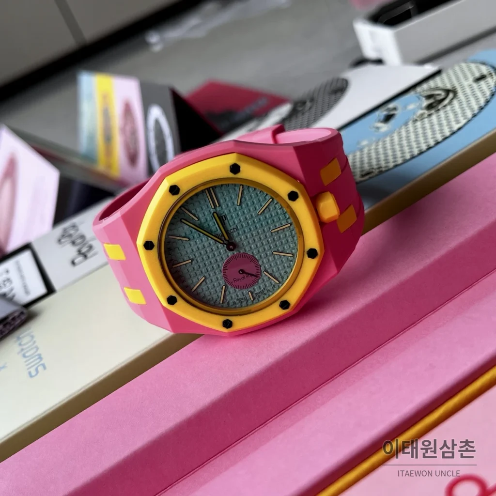 오데마피게 스와치 로열 팝 스타일 바이오세라믹 쿼츠 42mm 탄 민트 다이얼 핑크 러버 스트랩
