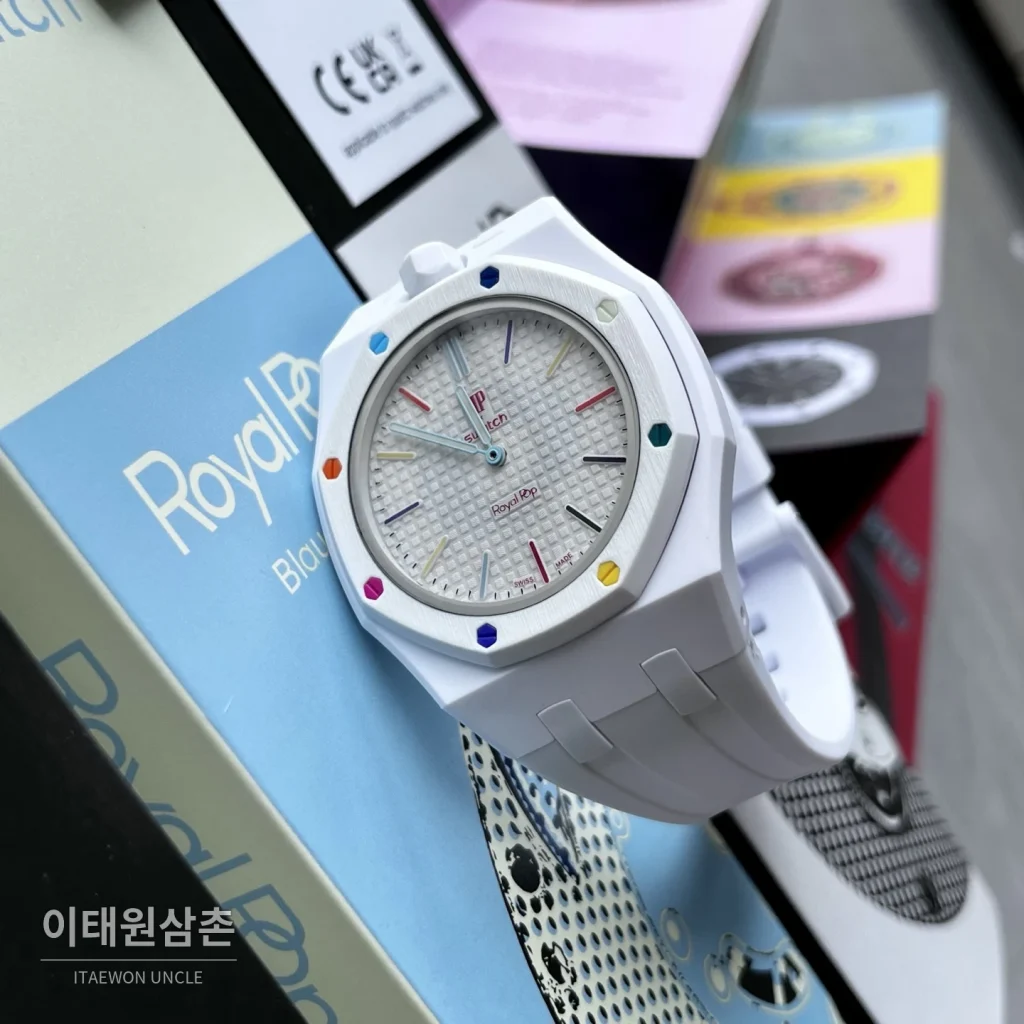 오데마피게 스와치 로열 팝 스타일 바이오세라믹 쿼츠 42mm 탄 화이트 다이얼 화이트 러버 스트랩