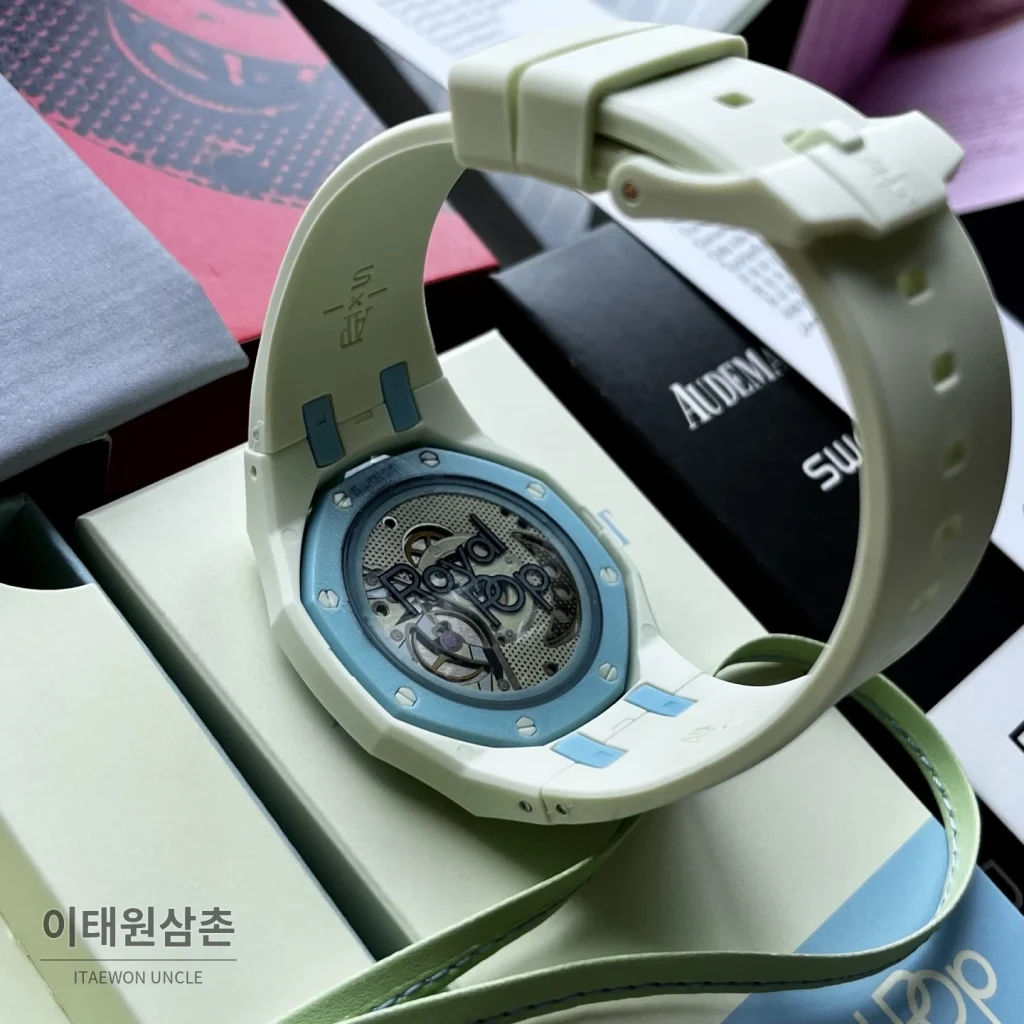 오데마피게 스와치 로열 팝 스타일 바이오세라믹 쿼츠 42mm 탄 그레이 다이얼 민트 러버 스트랩