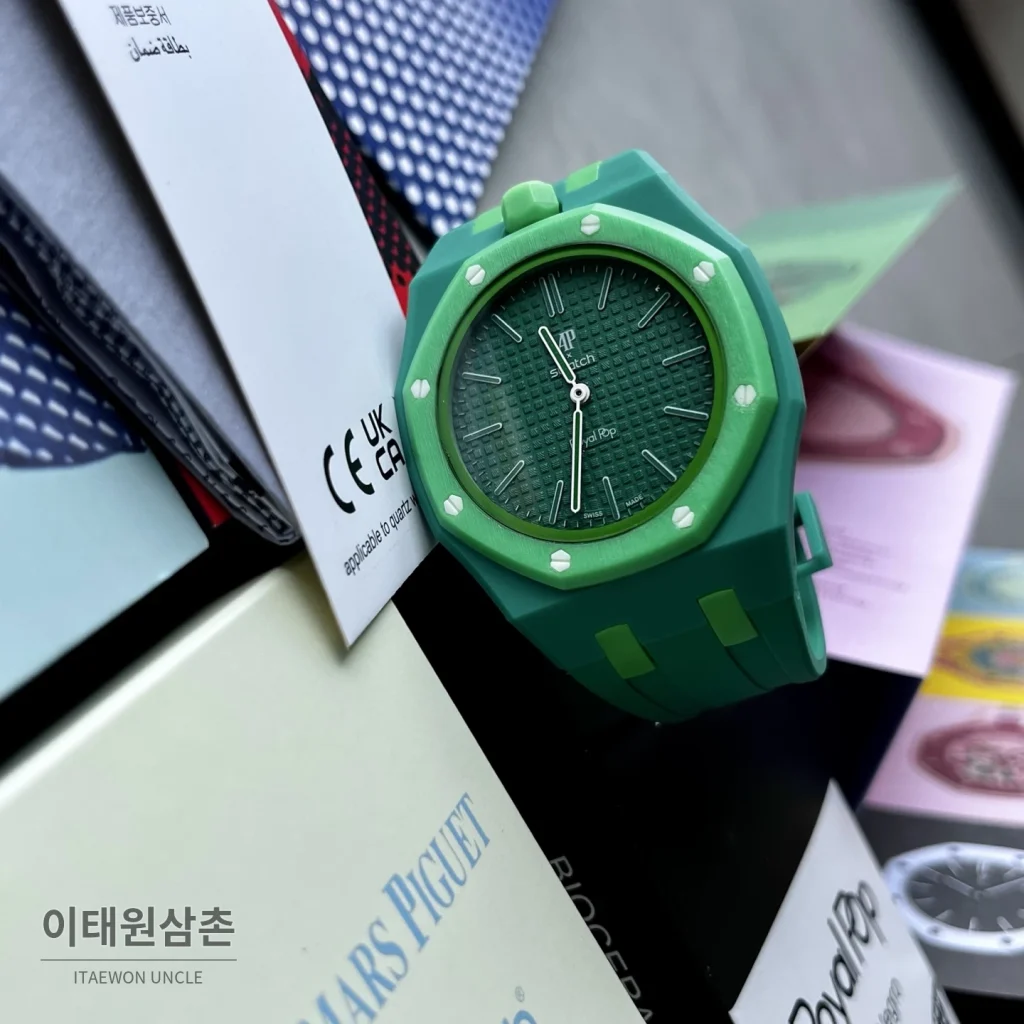 오데마피게 스와치 로열 팝 스타일 바이오세라믹 쿼츠 42mm 탄 그린 다이얼 그린 러버 스트랩